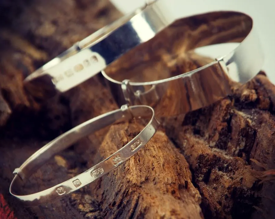 2.5cm Expanding bangle with horizontal hallmark